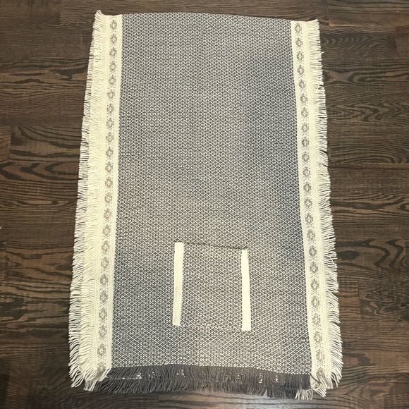 Demdaco Gray White Fringe Pocket Blanket Scarf - Picture 6 of 10